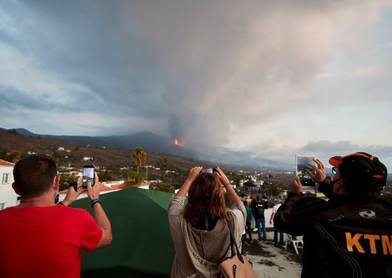 Na La Palmi i dalje šiklja lava, a jutros je bio i jak potres, no ovog vikenda stiže barem 10.000 turista