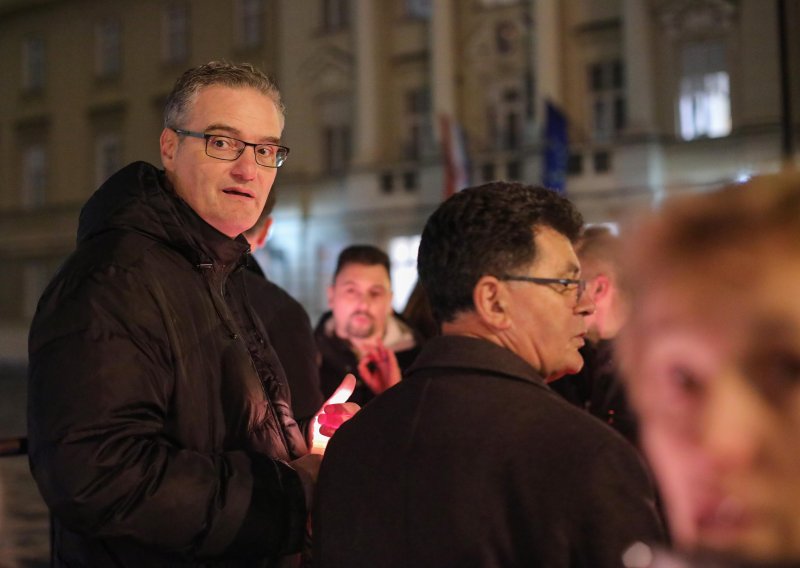 [FOTO] Građani se i večeras 'spontano' okupili radi prosvjeda zbog Covid potvrda; Vice Batarelo održao govor