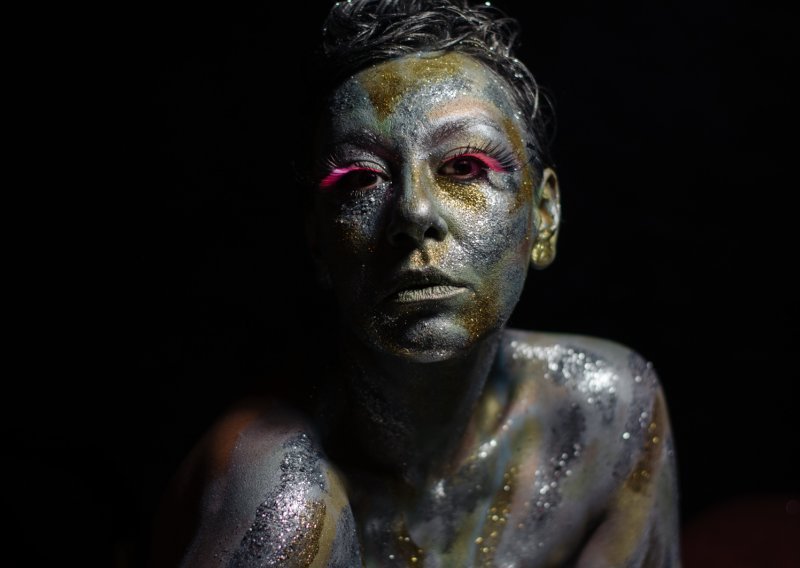 Je Veux je objavila remix za 'The First Song' s nagrađivanog albuma 'I Glow'