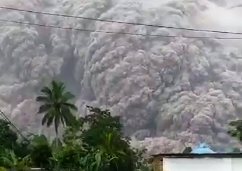 Erumpirao indonezijski vulkan Semeru, najmanje jedna osoba poginula