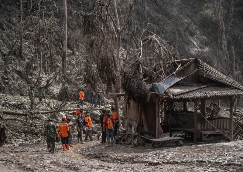 [FOTO] Tragedija na Javi: Vulkan Semeru iza sebe ostavio pustoš, poginulo najmanje 13 osoba