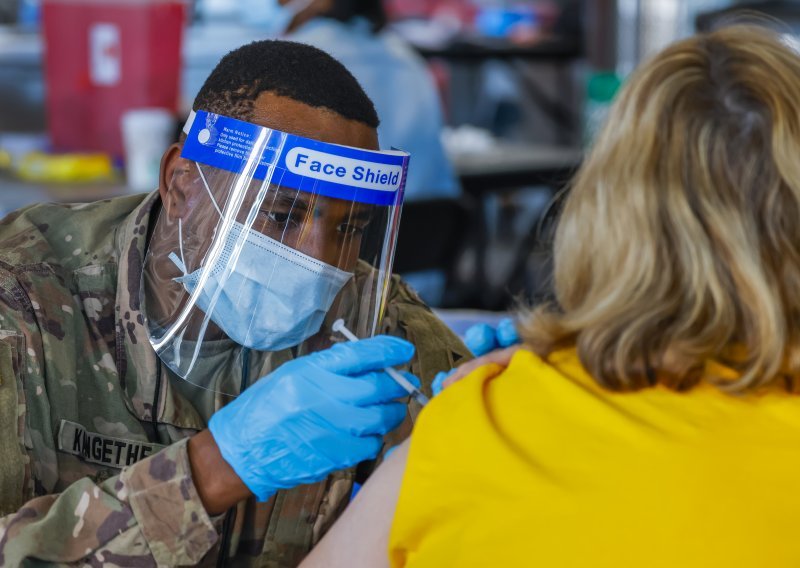 Američka vojska na pragu prijelomnog otkrića: Naše univerzalno cjepivo protiv koronavirusa učinkovito je i protiv omikrona