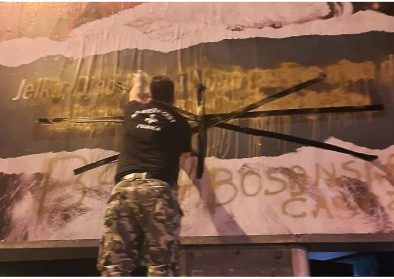 'Bosanska čast' prebojila jumbo plakat protiv novogodišnjih praznika u Zenici. Čiji je zapravo Djed Mraz?