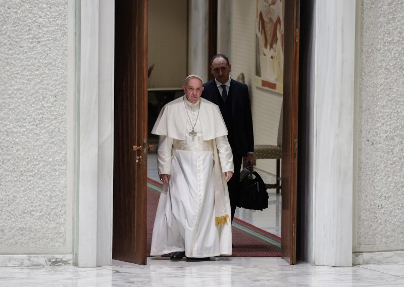 Papa: Imati kućne ljubimce umjesto djece oduzima nam ljudskost