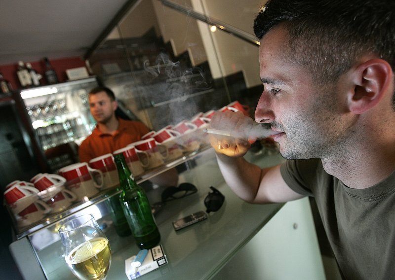 Pušenje u kafićima bit će zabranjeno od 2012.