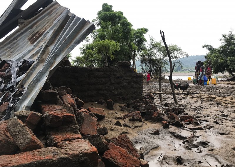 Tropska oluja Ana usmrtila najmanje 86 ljudi, veliki dio poginuo u klizištima i urušavanju zgrada koje je nosila bujica