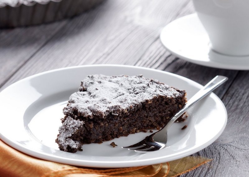 Najjednostavniji čokoladni kolač: Božanstvo okusa za koje vam su vam potrebni samo osnovni sastojci