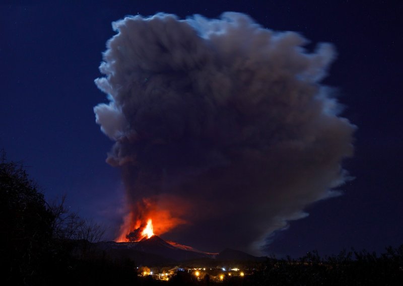 [FOTO/VIDEO] Etna kratko erumpirala, katanijska zračna luka otvorena