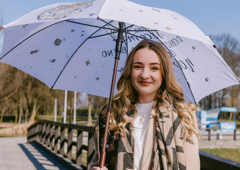[FOTO] Genijalni kišobrani s potpisom Virovitičanke Mirne Deskar svojim šarenilom i dozom pozitive vraćaju osmijeh na lice i za najjače kiše