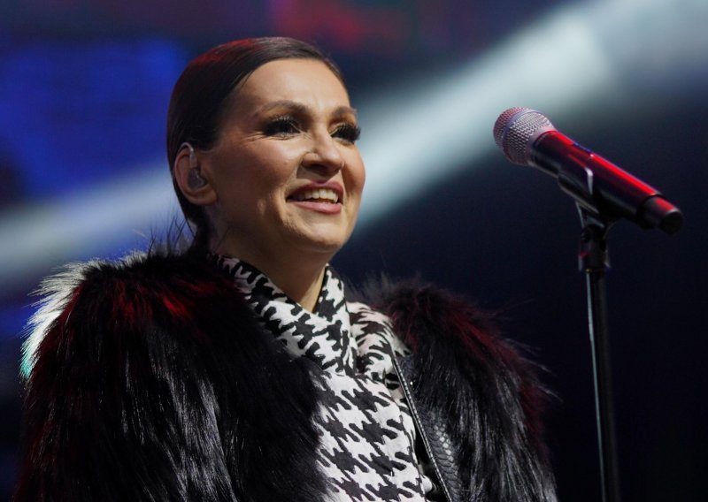 U efektnom stajlingu i sjajno raspoložena Nina Badrić održala koncert u Banja Luci