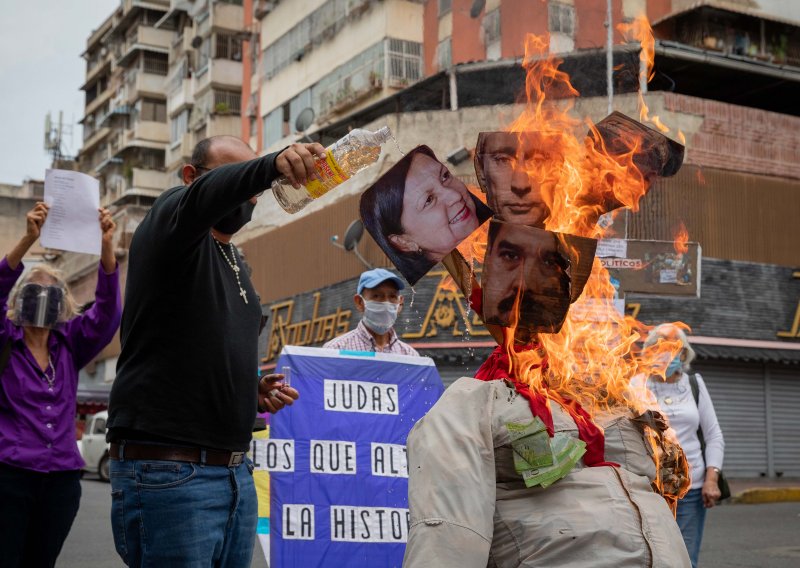 U Caracasu spaljen lutak s glavama Madura i Putina