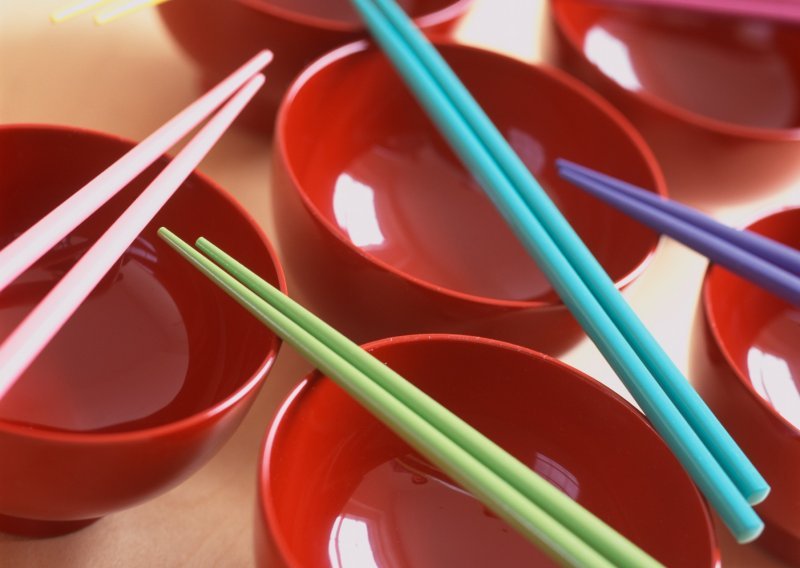 Japanski istraživači osmislili električne štapiće za jelo koji reguliraju unos soli