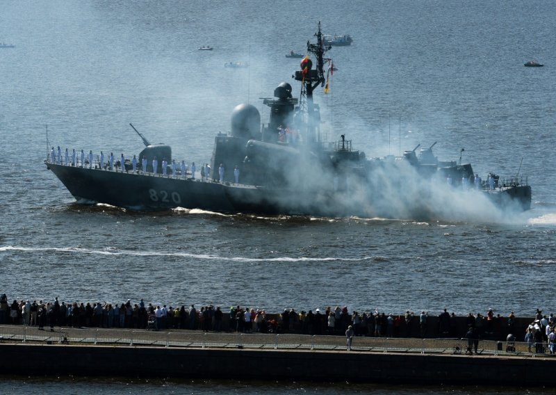 Rusija tvrdi da je pogodila ukrajinski ratni brod kod Odese te srušila dva bombardera i helikopter