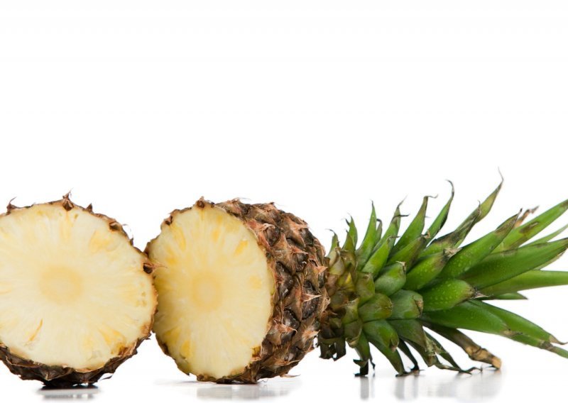 Uz ovaj mali trik više nikada nećete posegnuti za nožem kada poželite pojesti ananas