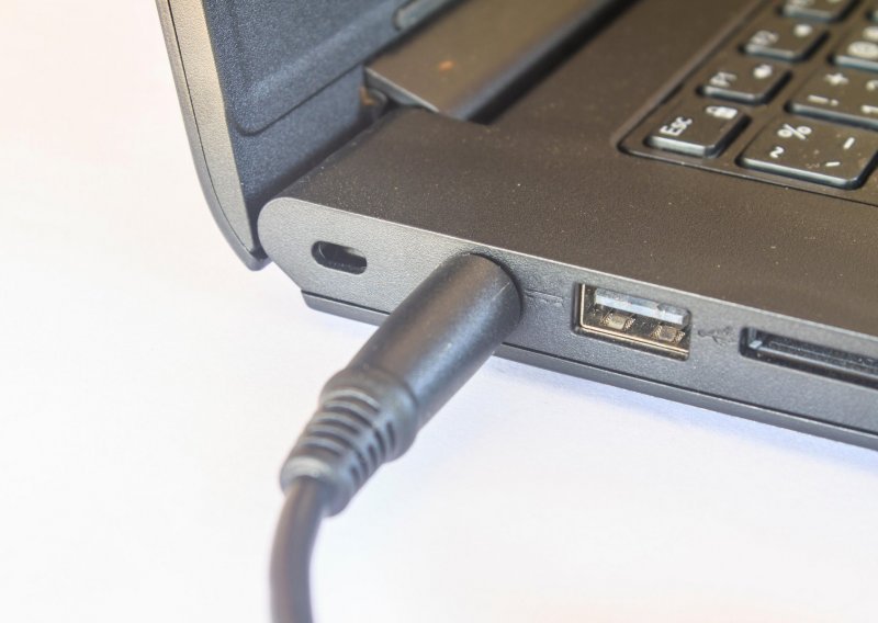 Vječna dilema: Treba li laptop ostati stalno uključen u struju?