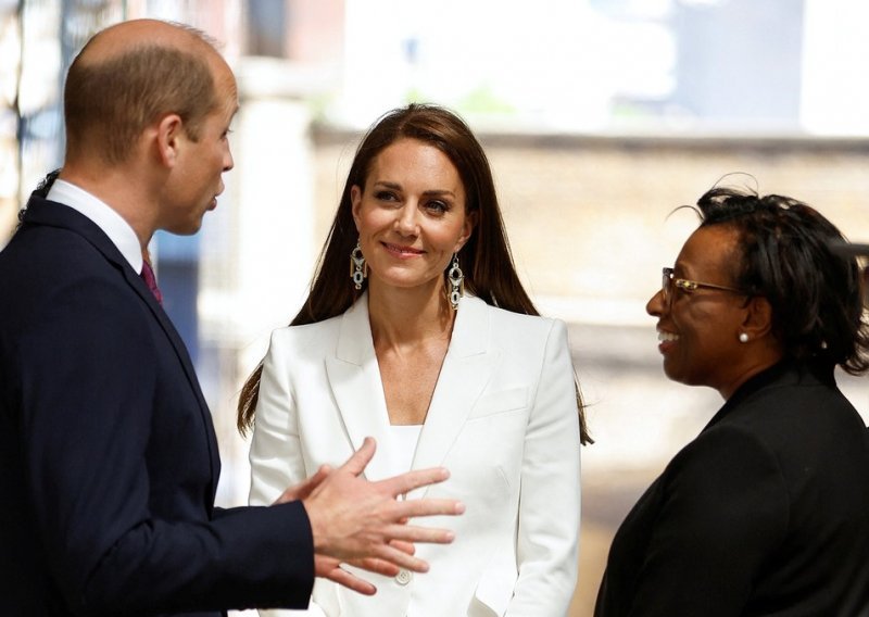 Tajna bijelog odijela Kate Middleton: Šalje moćnu poruku kroz svoju jednostavnost i eleganciju