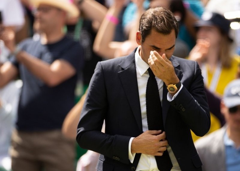 Roger Federer u odijelu izašao na centralni teren Wimbledona pa kroz suze priznao: Nadam se da ću još jednom zaigrati ovdje...