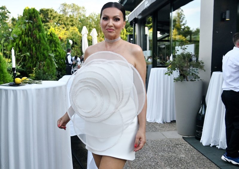 Nina Badrić reda sve bolje stajlinge: Pogledajte fantastičnu haljinu sa zanimljivim detaljem na ramenima