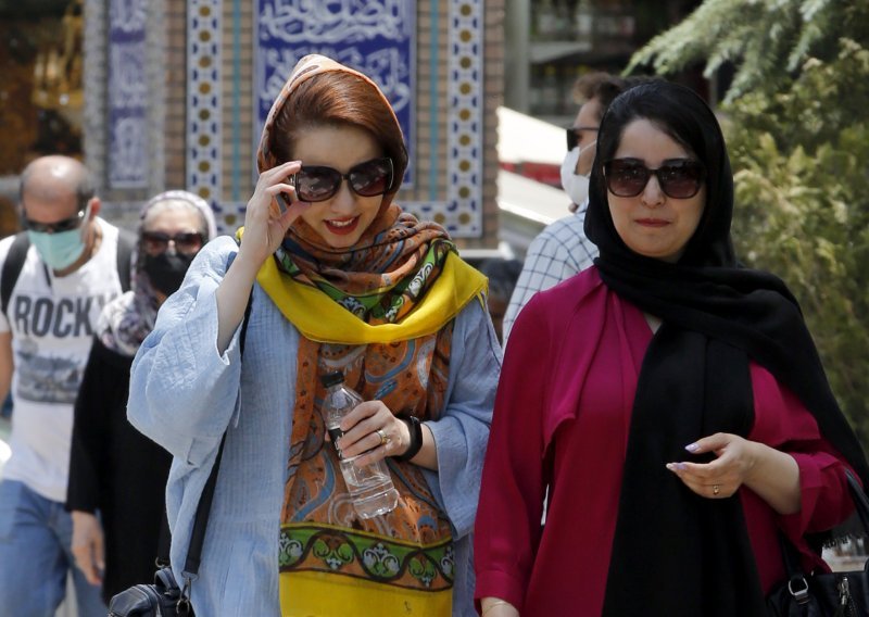 Ženska revolucija u Iranu: Aktivisti pozivaju Iranke da skinu velove, riskirajući uhićenja