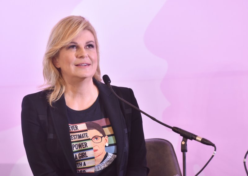 Kolinda Grabar Kitarović osvanula u ljetnom izdanju, a svu pažnju ukrala je efektnom bluzom
