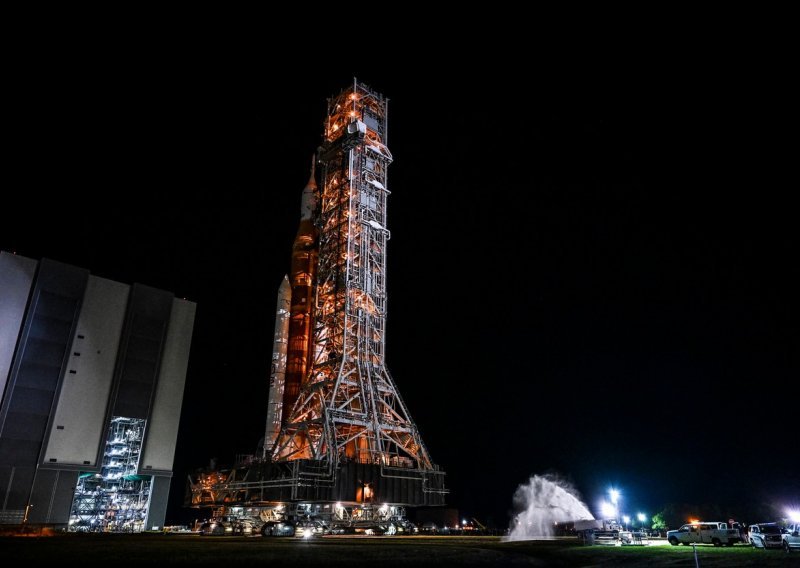 [FOTO] Divovska mjesečeva raketa sprema se za prvo lansiranje; krenulo sporo putovanje prema lansirnoj rampi