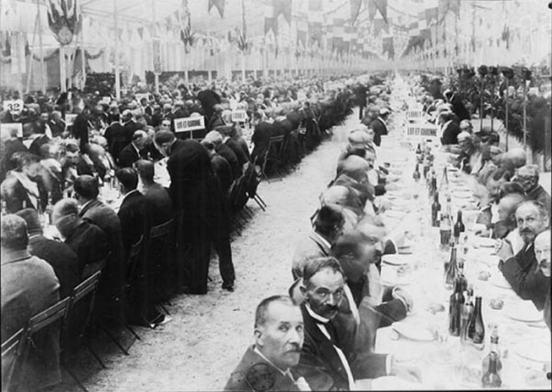 Milijunaši su se gostili i sjedeći na konjima, a francuski gradonačelnici su 1900. zbog večere napunili cijeli park