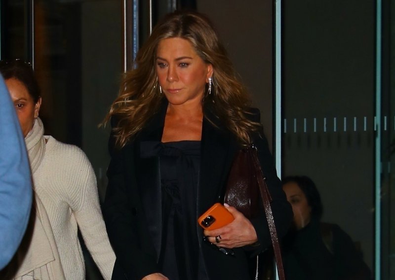 Kraljica tako nosivih stajlinga: Jennfer Aniston nosi kombinaciju kaputa i hlača koja je ultimativni trend ove sezone