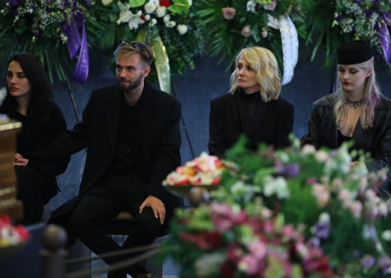 [FOTO] Emocije preplavile zagrebački Krematorij gdje je na vječni počinak ispraćen Lukas Nola