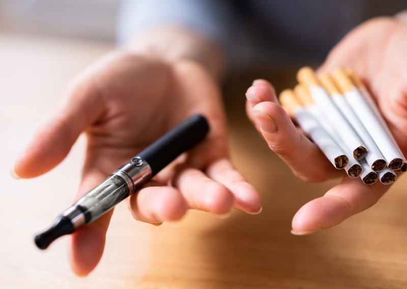 Elektronsku cigaretu prodat će vam kao zdraviju od obične, ali štetne su na sličan način