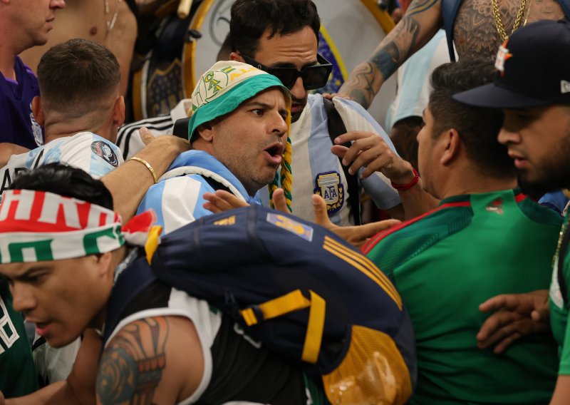 [FOTO] Bliski susret navijača Meksika i Argentine na tribinama i odgovor para u najoriginalnijim dresovima viđenim u Dohi