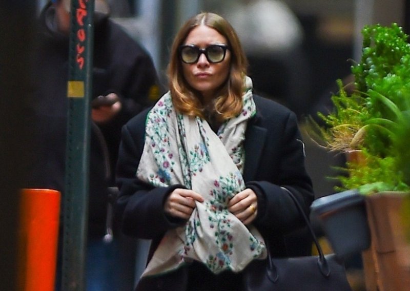 Provjereno dobra kombinacija: Mary-Kate Olsen zna da crni oversized kaput 'spašava' svaki outfit