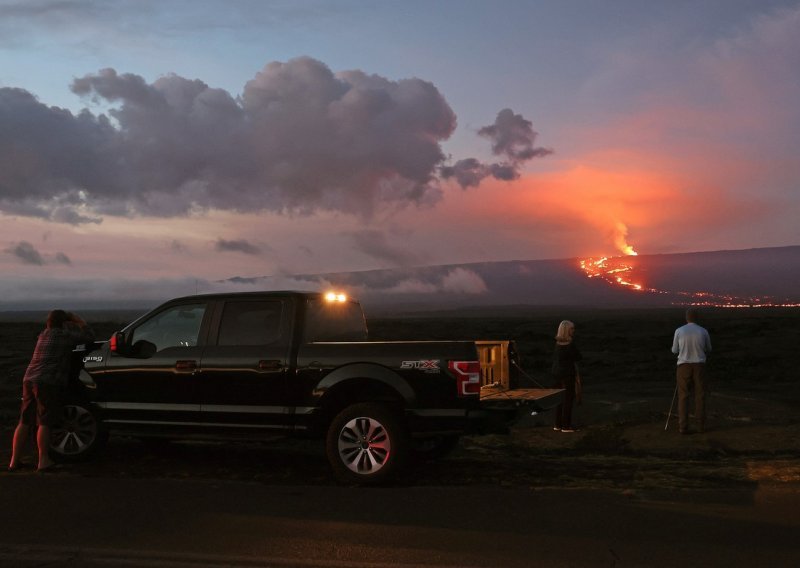 [FOTO] Nemaju izbora: Havaji mobiliziraju Nacionalnu gardu zbog erupcije Mauna Loe, lava se približava važnoj cesti