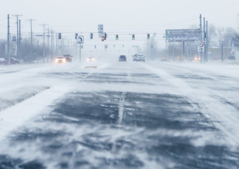 Smrtonosna mećava za Božić paralizirala Buffalo: Vozači ostali zarobljeni u automobilima, tisuće domova bez struje