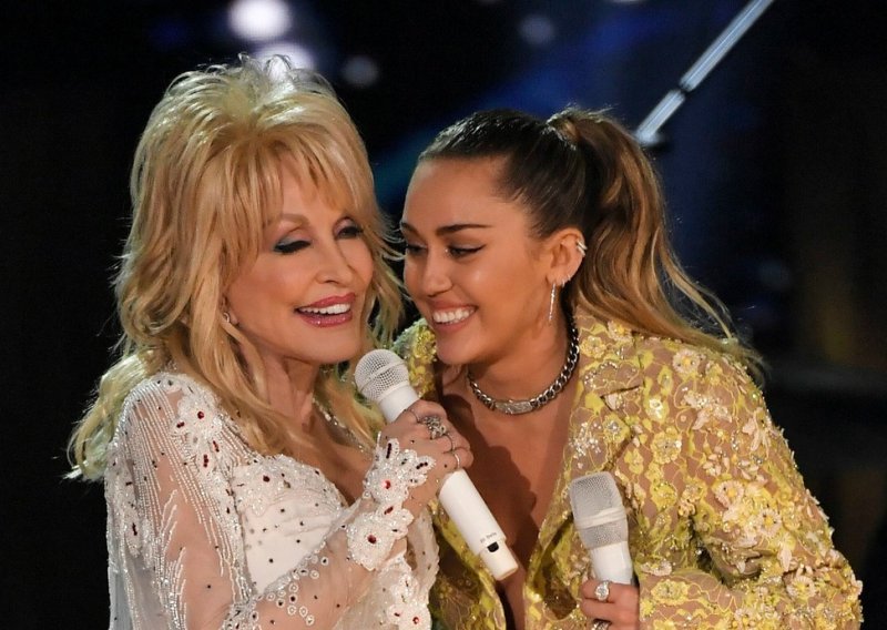 Miley Cyrus podijelila je urnebesnu reakciju Dolly Parton kada joj je rekla da razmišlja o promjeni boje kose