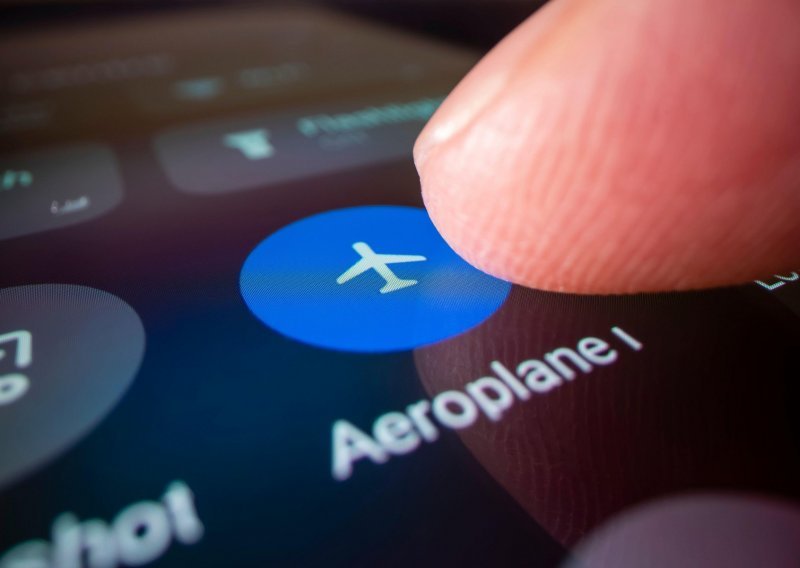 Konačno više nećemo morati držati mobitele na zrakoplovnom režimu dok letimo, ali sad se neki pitaju je li to baš pametno