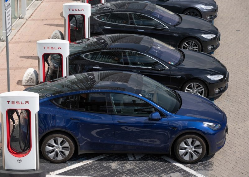 Tesla u SAD-u otvara mrežu punionica za automobile konkurencije