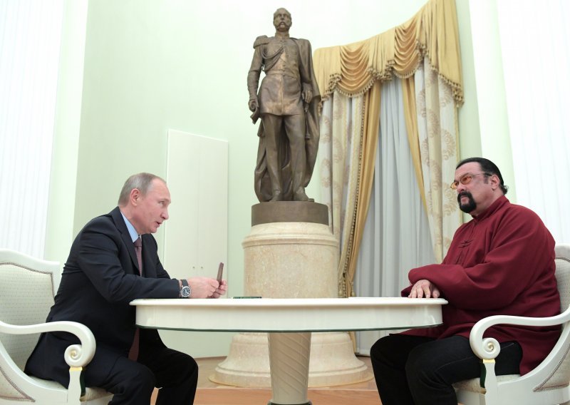 Putin odlikovao američkog glumca Stevena Seagala