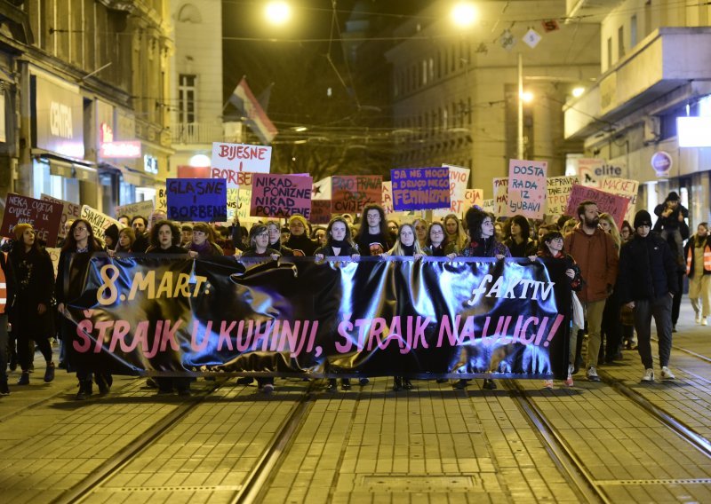 [FOTO/VIDEO] S noćnog marša za Dan žena u Zagrebu upućena poruka moliteljima: 'Nikad nećemo pristati na život u strahu'