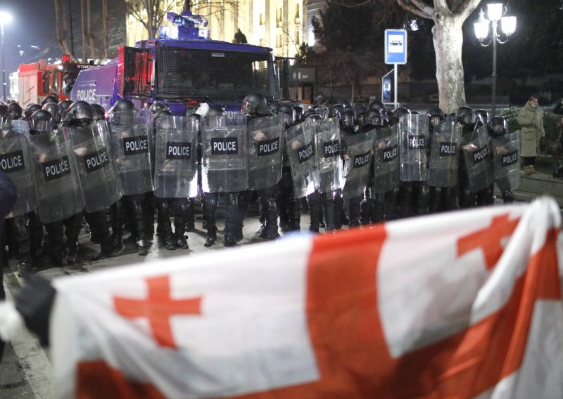 [FOTO] Gruzijska vladajuća stranka odustala od spornog zakona nakon bunta građana