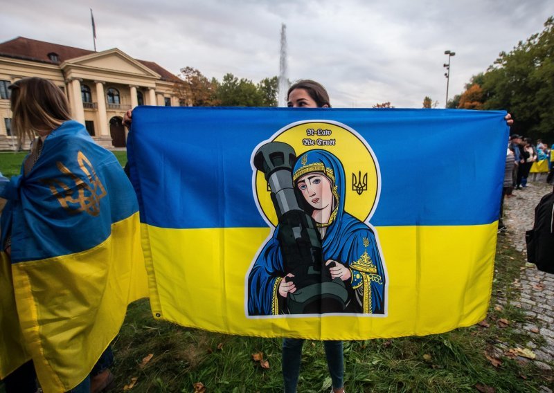 Zaradila je više od milijun dolara humanitarne pomoći; upoznajte 'sveticu' naoružanu omiljenim ukrajinskim oružjem