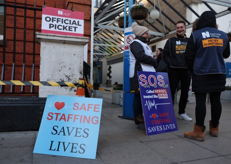 Mladi liječnici u Britaniji započeli trodnevni štrajk, sindikat izračunao: 'Zarađujemo manje po satu od barista'