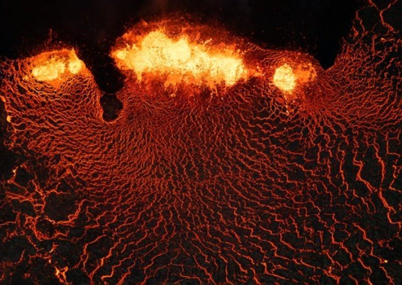 [FOTO] Dronom 'uhvaćene' nevjerojatne snimke vrele lave eruptirajućeg vulkana na Islandu