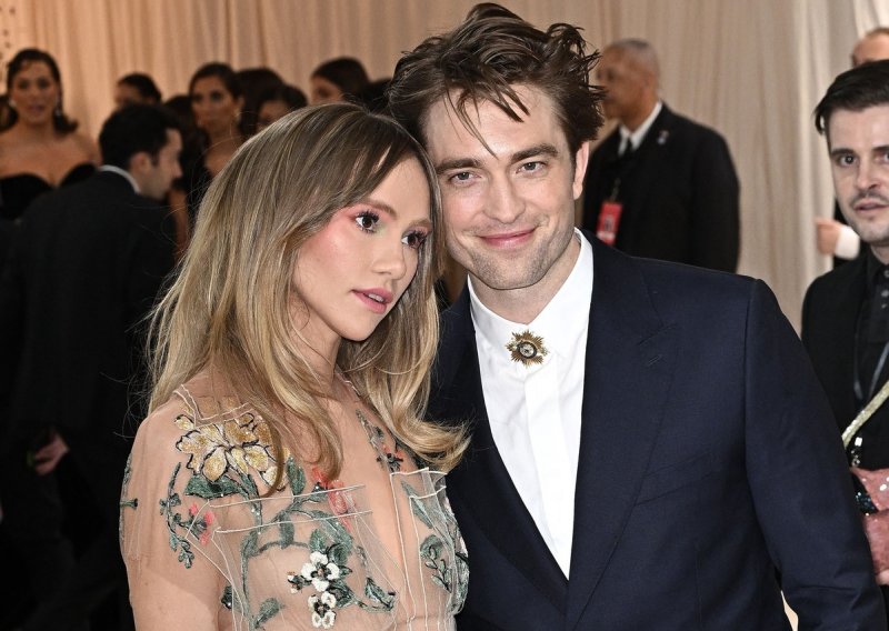 Ne skrivaju se: Robert Pattinson s djevojkom razmjenjivao nježnosti  u javnosti