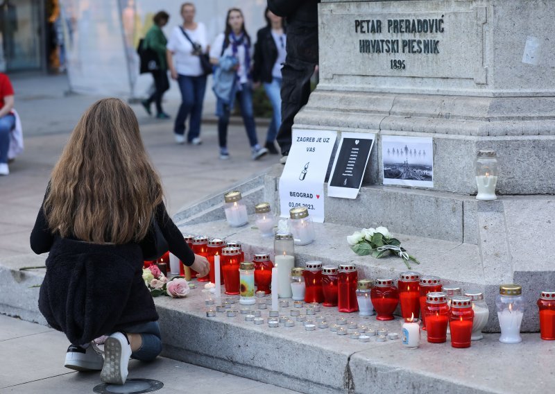 Zagrepčani zapalili svijeće u znak podrške Beogradu