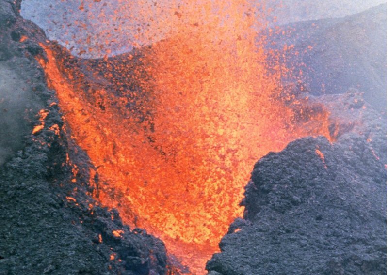 Japanski vulkan izbacuje užareno kamenje