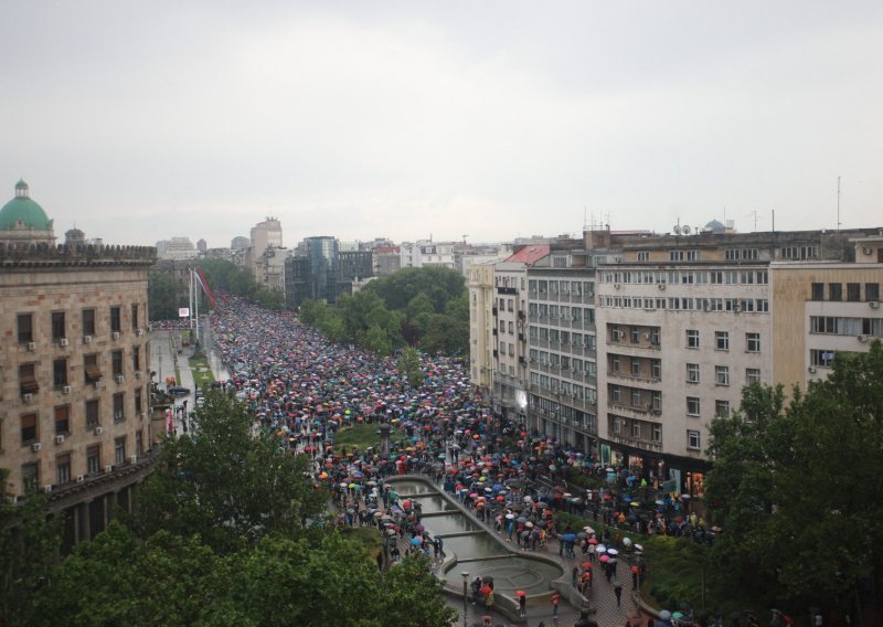 Deseci tisuća ljudi na prosvjedu u Beogradu: 'Vučiću odlazi'