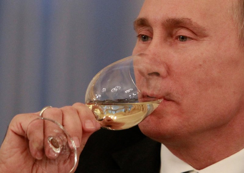 Sankcije im ne znače ništa: Evo kako Putinovi 'dvorski vinogradari' uvoze skupocjene butelje