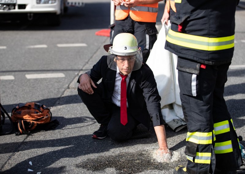 Klimatski aktivisti blokirali promet u Njemačkoj, zalijepili su se za asfalt