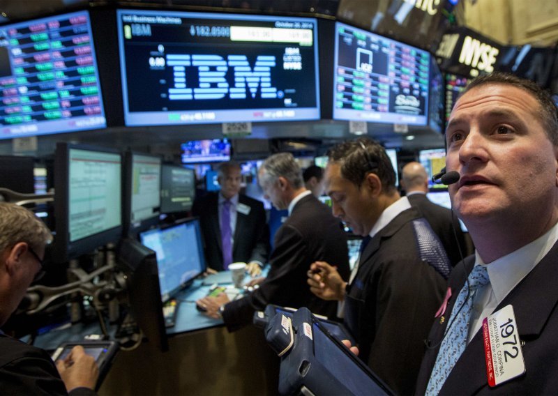Prihodi IBM-a pali 18. tromjesečje zaredom