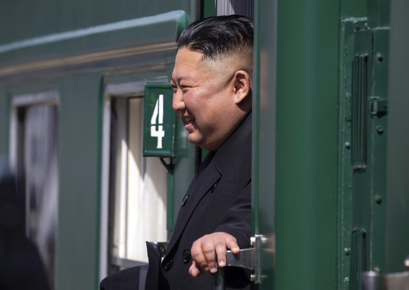 Kim Jong Un oklopnim vlakom krenuo u Vladivostok na sastanak s Putinom